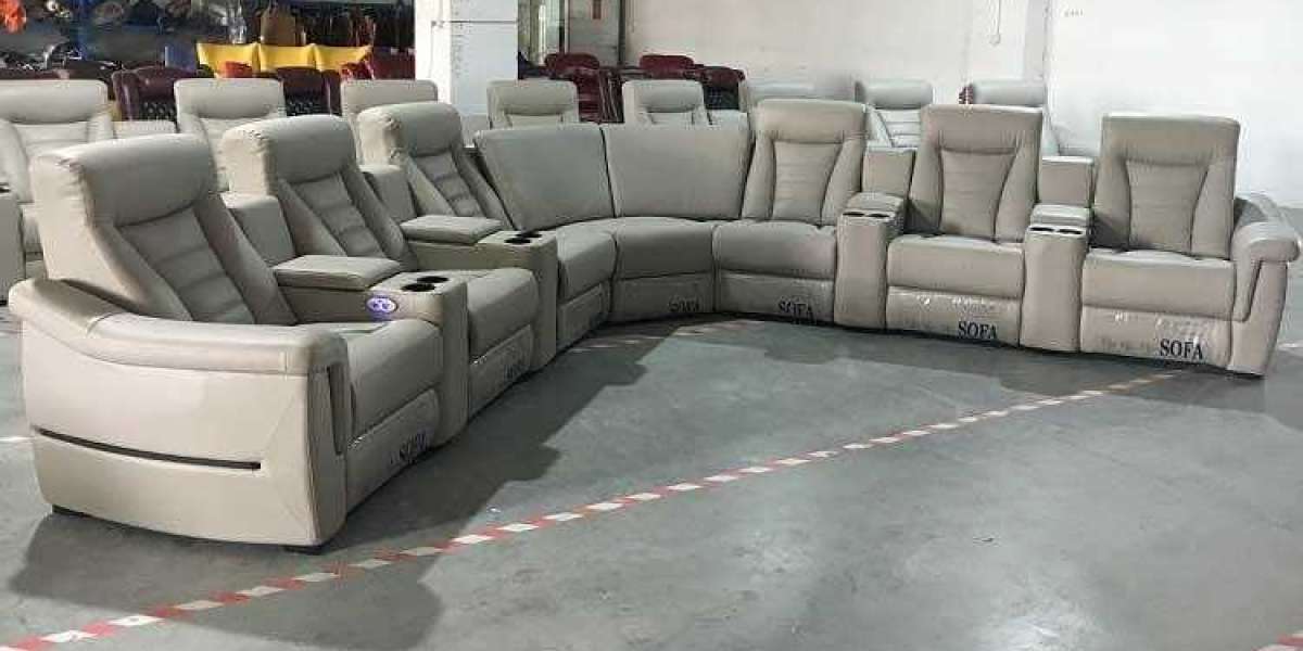 Curved seating contributes to the formation of an optimal sound field.