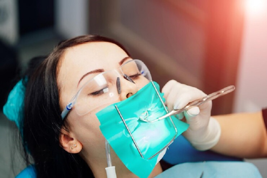 How Do Cosmetic Dentists Whiten Teeth Safely and Effectively?