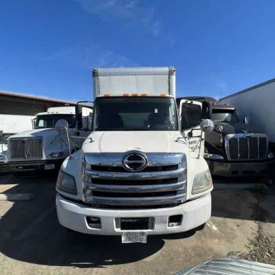 2012 HINO 26 Ft BOX TRUCK With Lift Gate(TAG 1064) Profile Picture